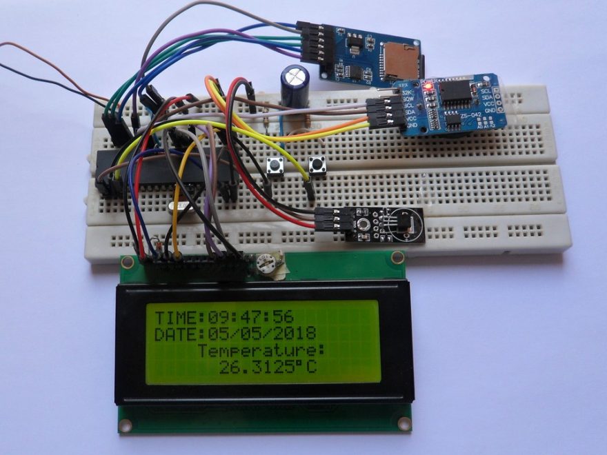 Temperature data logger with PIC18F4550 and DS18B20 circuit