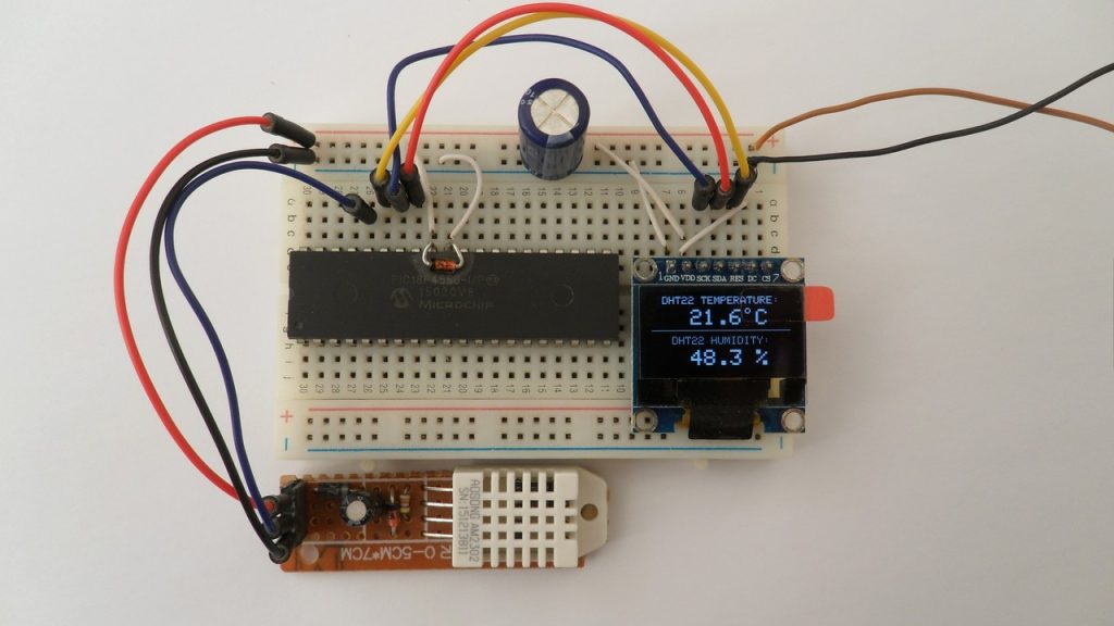 PIC18F4550 with SSD1306 OLED display and DHT22 sensor