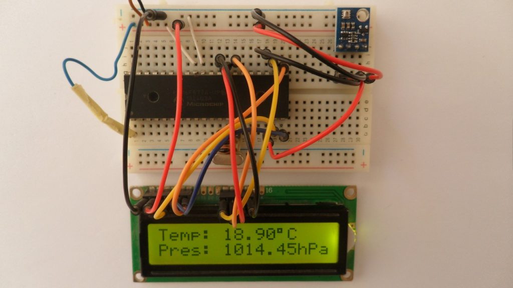 PIC16F877A with BMP280 sensor and 16x2 LCD