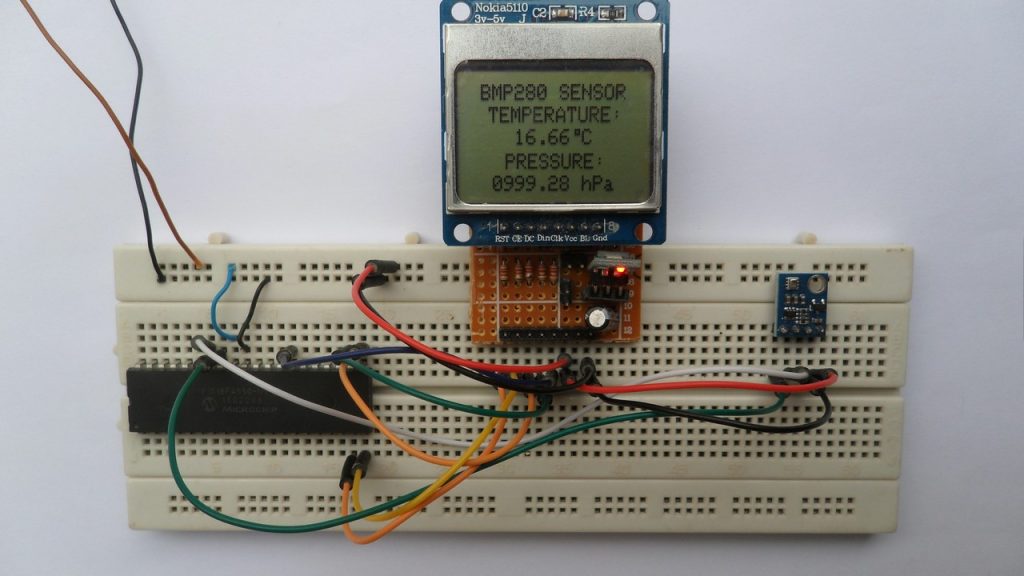 PIC18F4550 MCU with BMP280 sensor and Nokia 5110 LCD