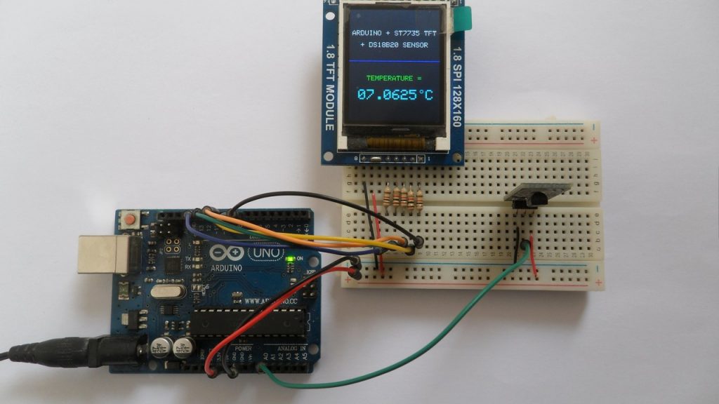Arduino UNO with ST7735S color display and DS18B20 digital temperature sensor